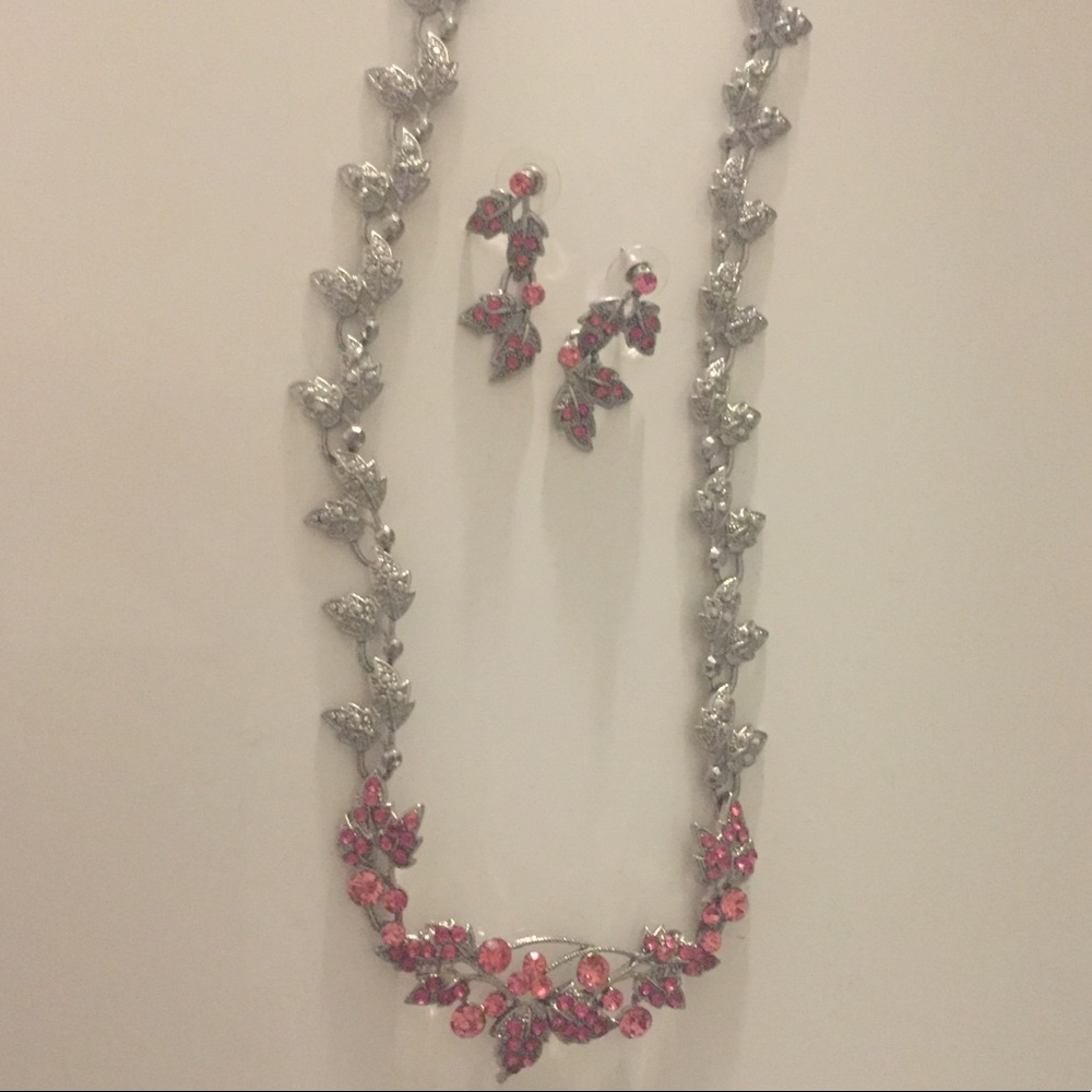 Silver jewelry set with pink stones
